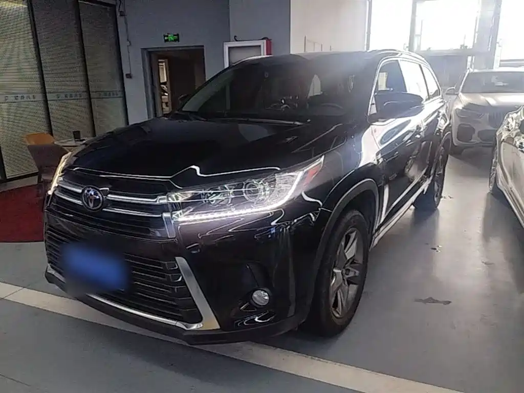 Toyota Highlander 2021 — фото 1