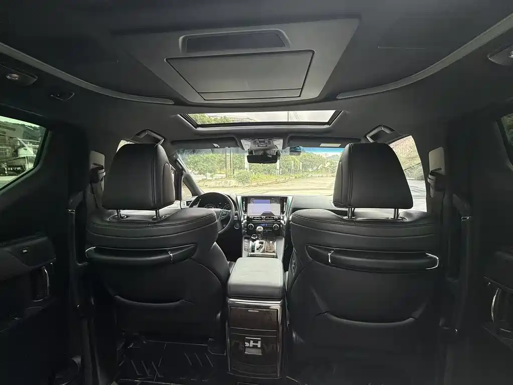 Toyota Alphard 2023 — фото 13