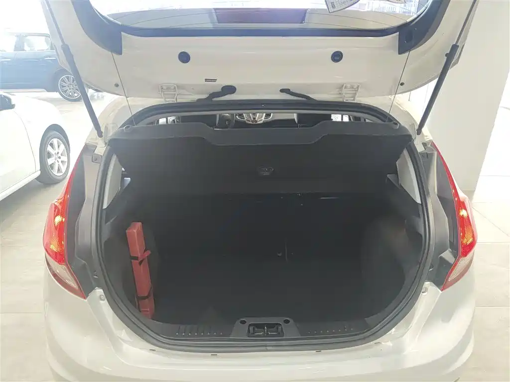 Ford Fiesta 2015 — фото 19