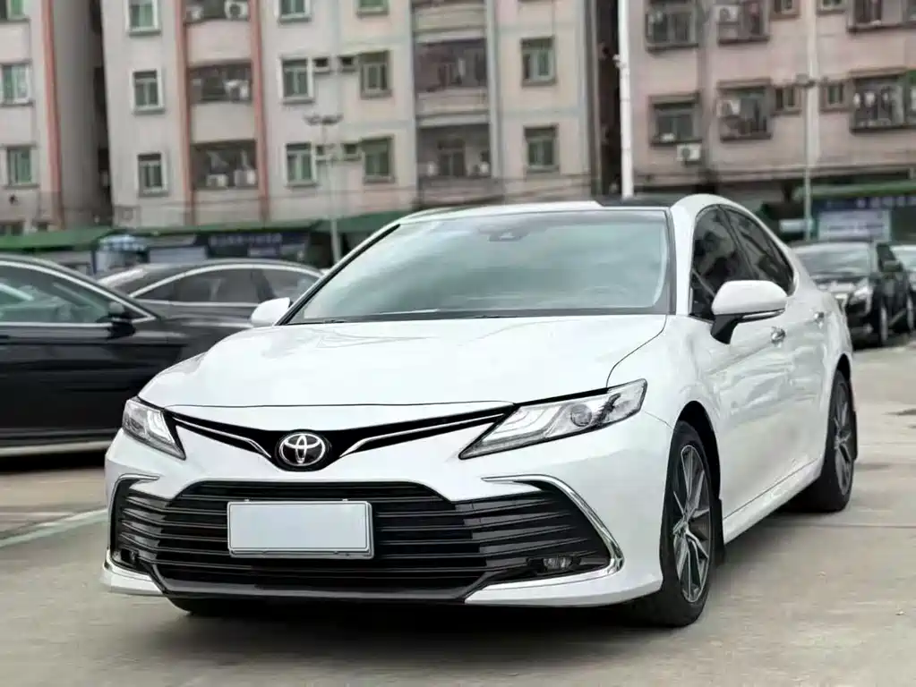 Toyota Camry 2022 — фото 1