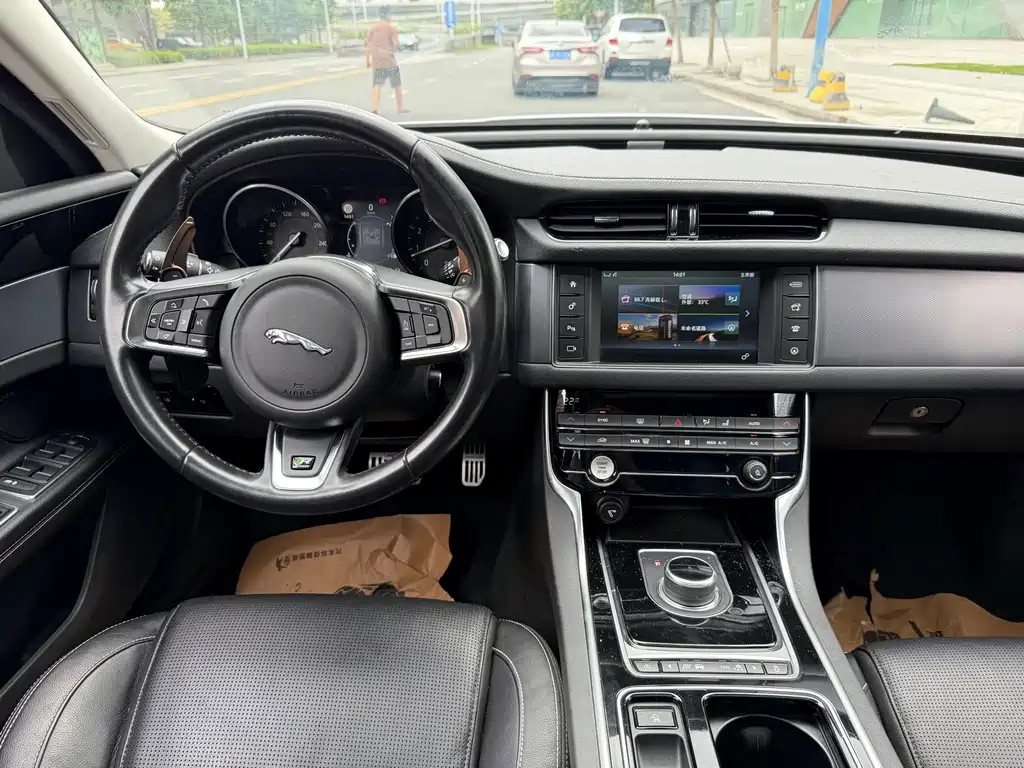 Jaguar XF 2017 — фото 16