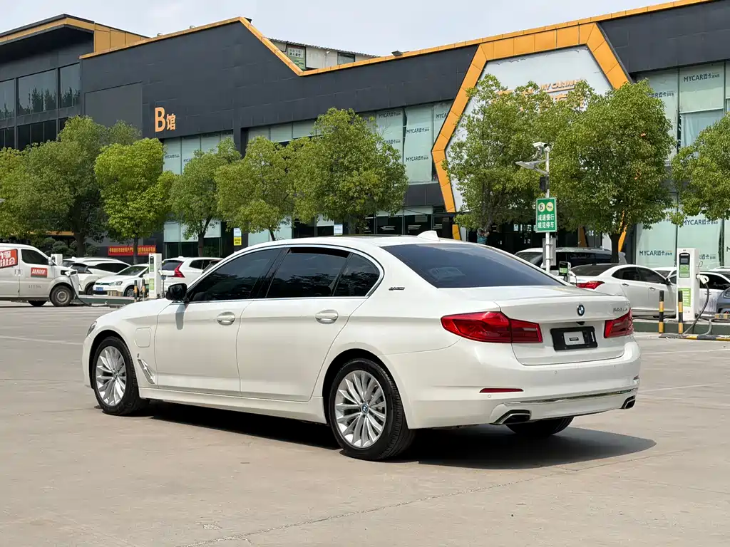 BMW 5 Series New Energy 2019 — фото 23
