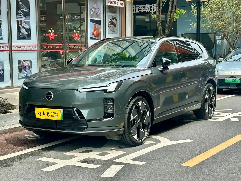 Volvo XC70 PHEV 2025
