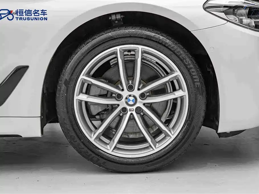 BMW 5 Series 2018 — фото 11