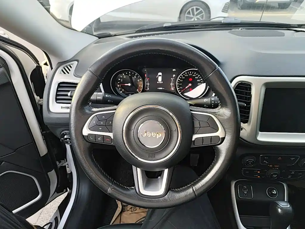 Jeep Compass 2018 — фото 11