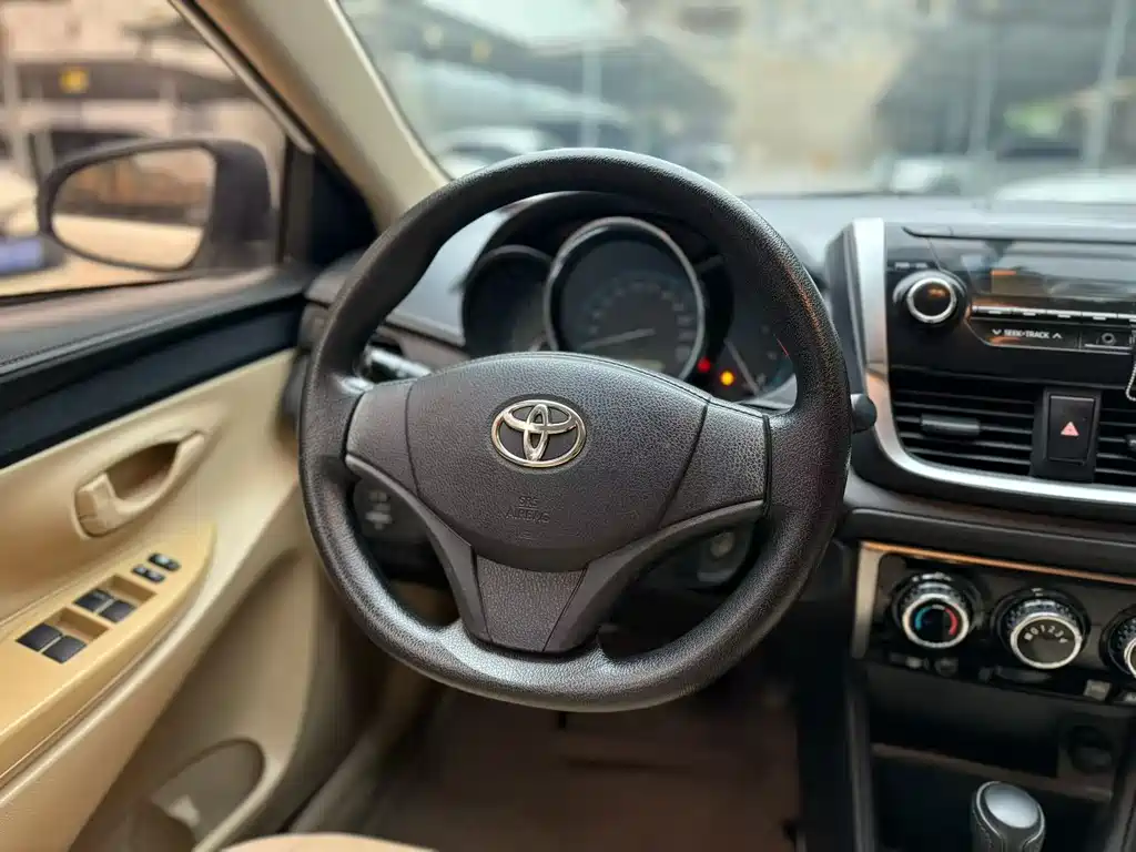 Toyota Yaris L 2017 — фото 6