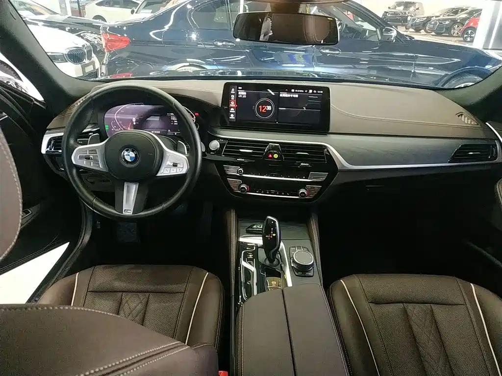 BMW 5 Series 2023 — фото 10