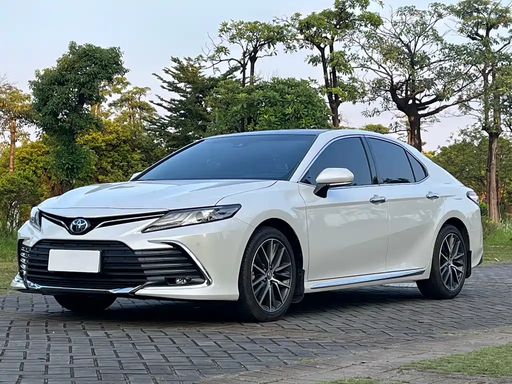 Toyota Camry 2023 — фото 1