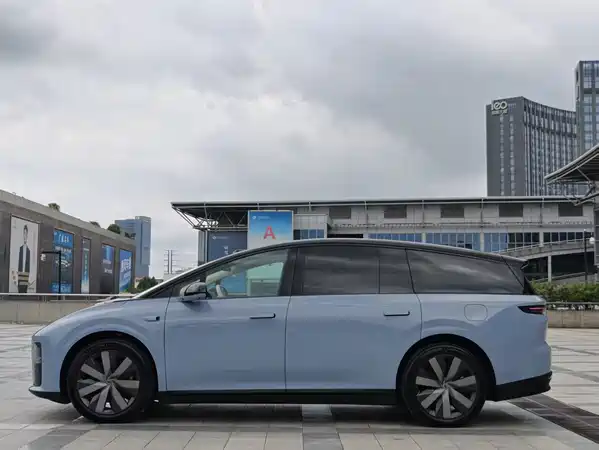 Li Auto i8 2025