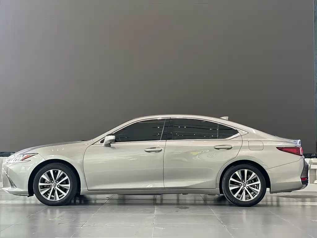 Lexus ES 2020 — фото 7