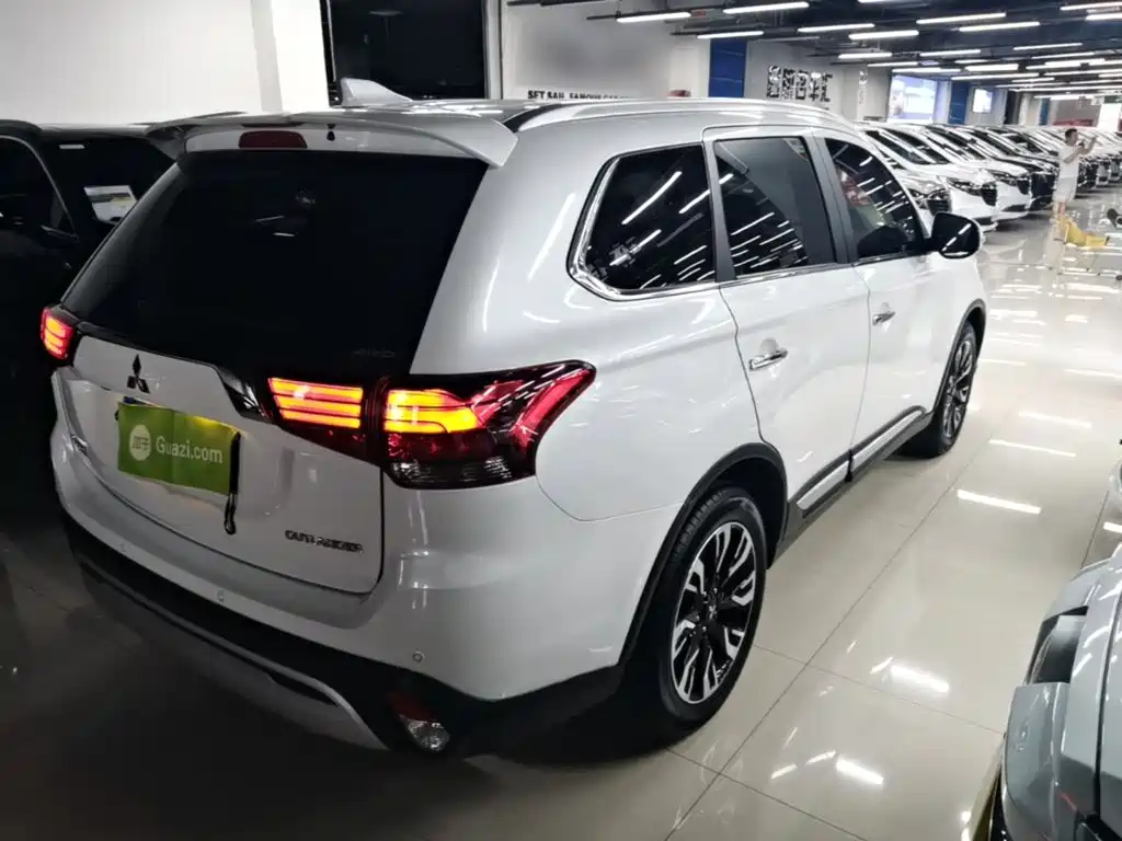 Mitsubishi Outlander 2019 — фото 7