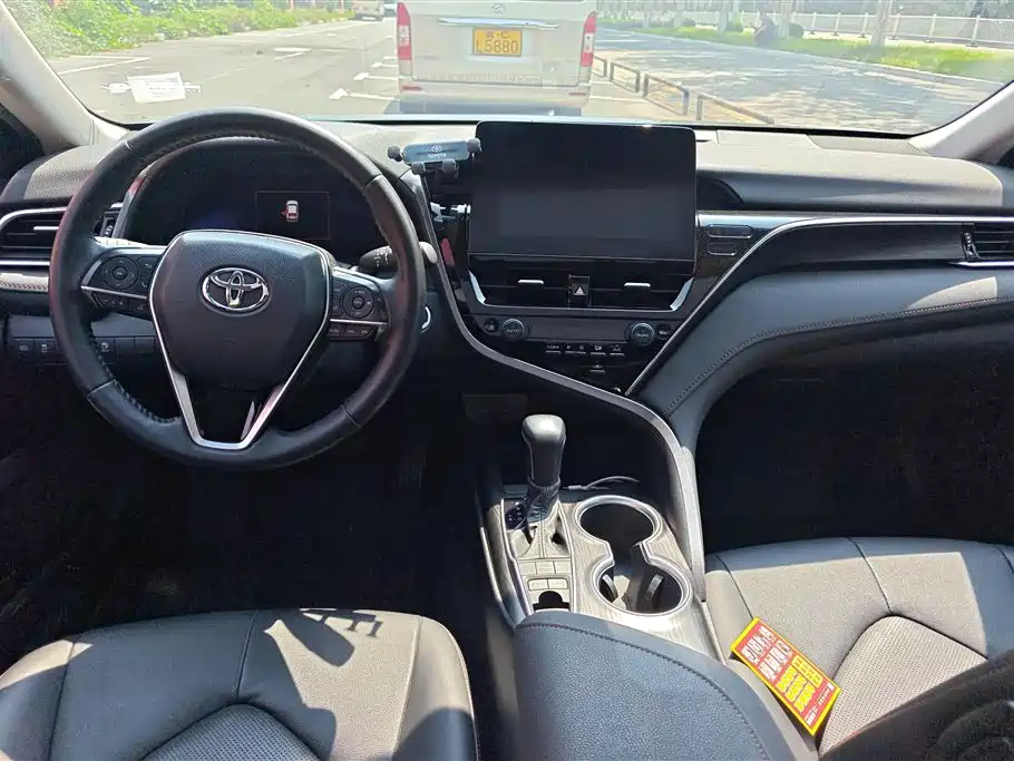 Toyota Camry 2023 — фото 12