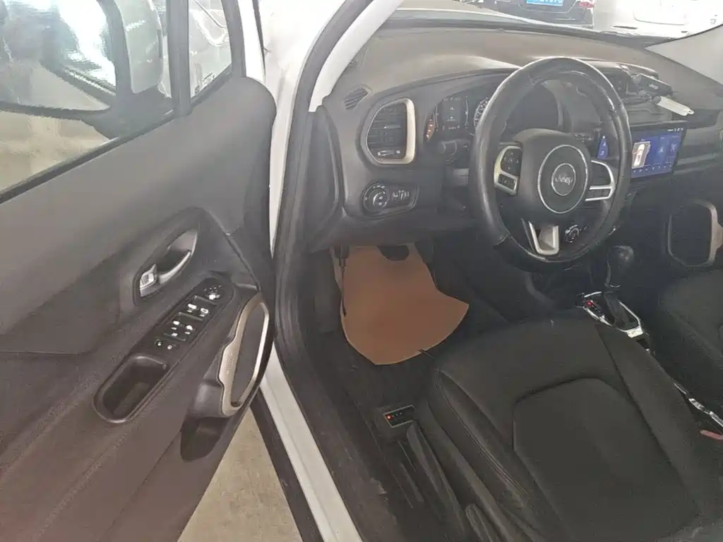 Jeep Renegade 2017 — фото 16