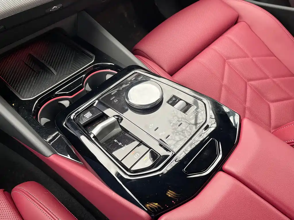 BMW 5 Series 2025 — фото 10