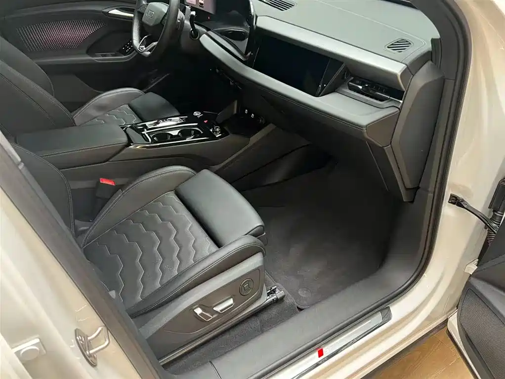 Audi Q6L E-Tron 2025 — фото 12