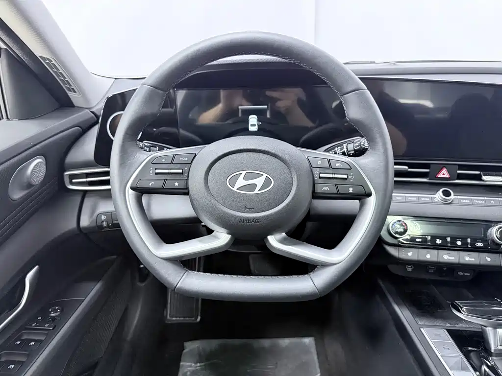 Hyundai Elantra 2023 — фото 12