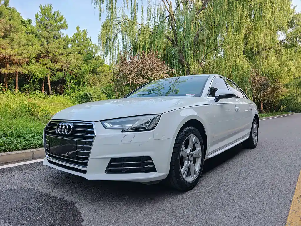 Audi A4L 2018 — фото 1