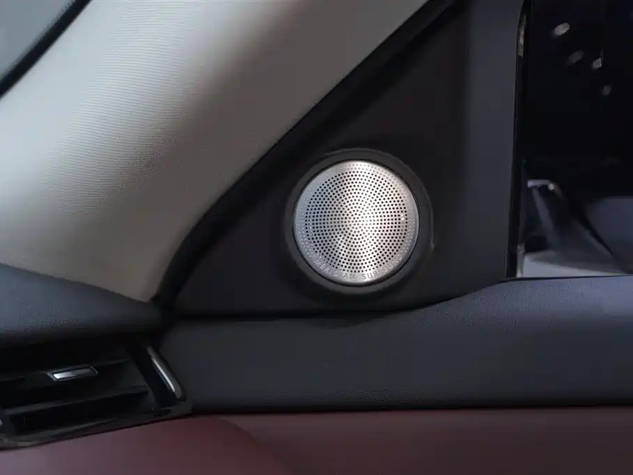 Land Rover Evoque 2023 — фото 20