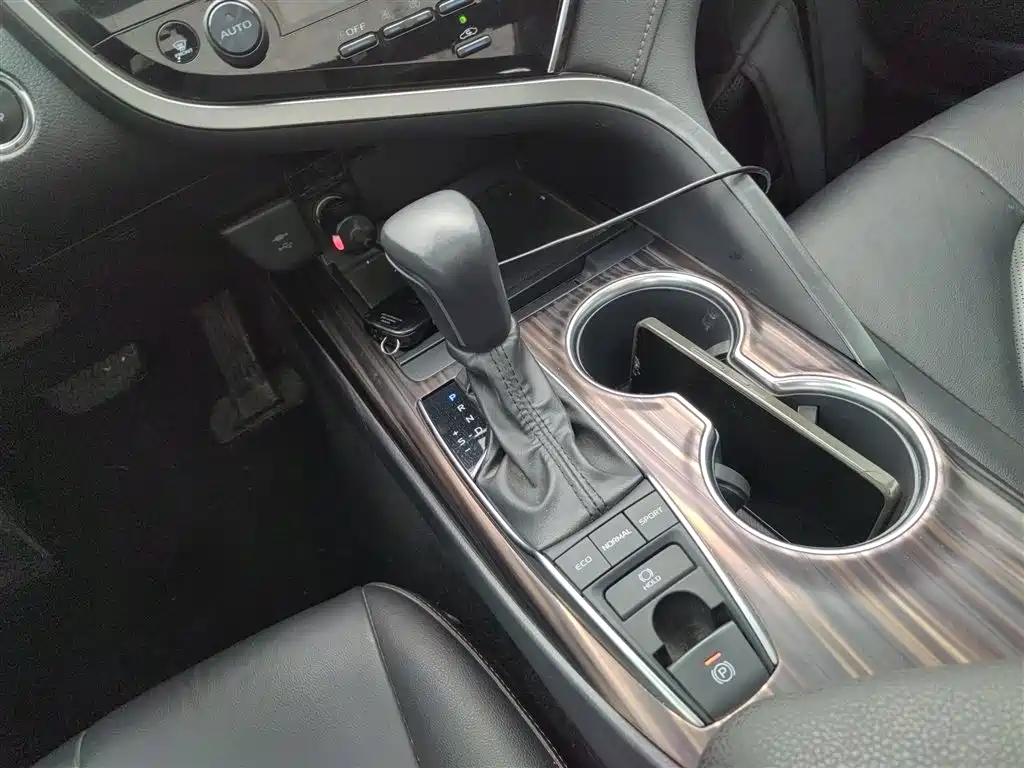 Toyota Camry 2019 — фото 10