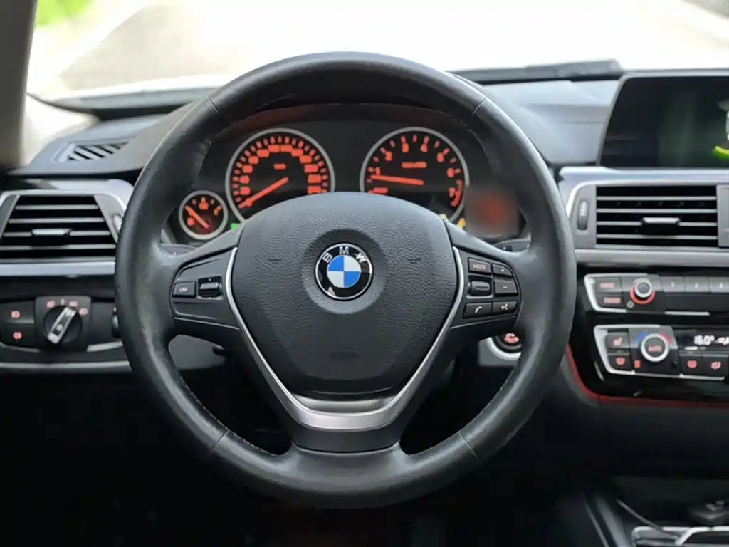 BMW 3 Series 2018 — фото 17