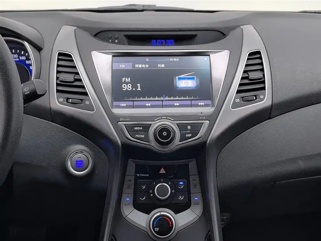 Hyundai Elantra Langdong 2018 — фото 12