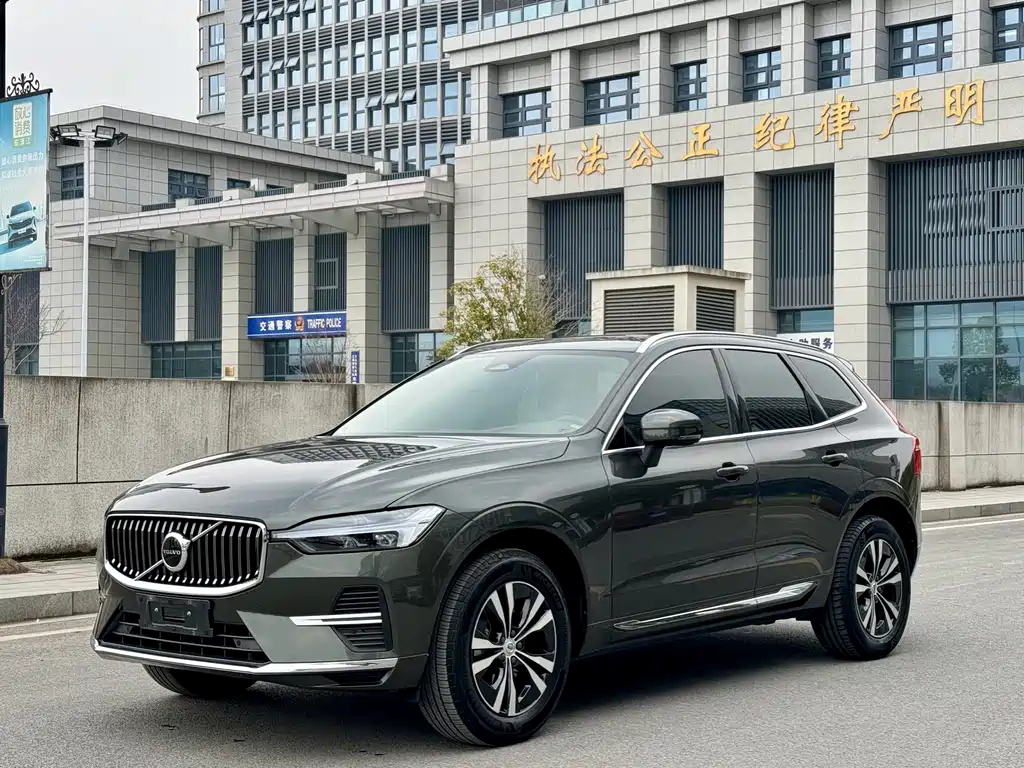 Volvo XC60 2022 — фото 1