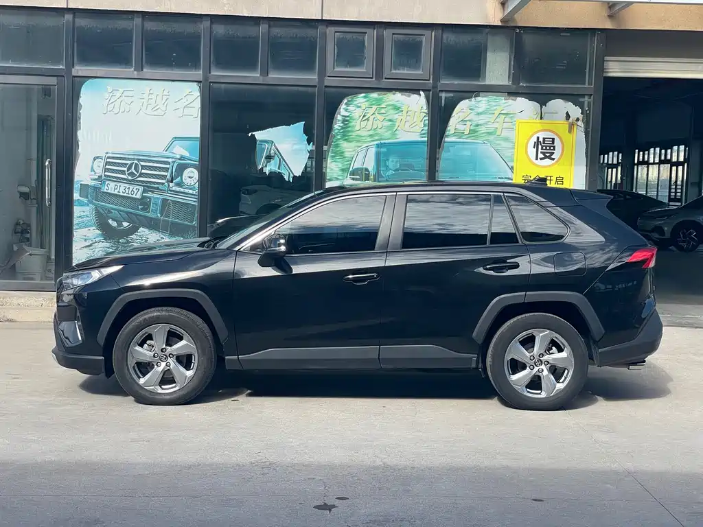 Toyota RAV4 2021 — фото 7