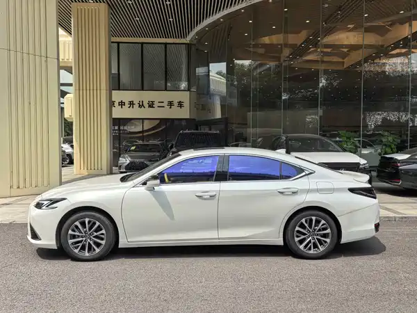 Lexus ES 2025
