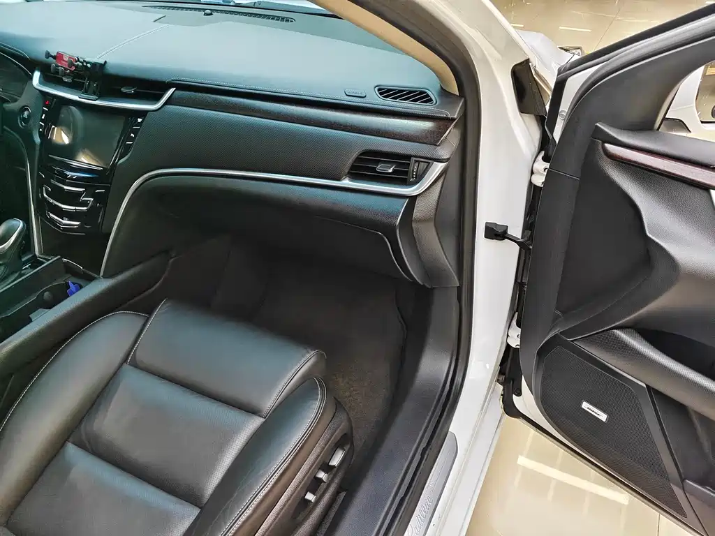 Cadillac XTS 2018 — фото 12