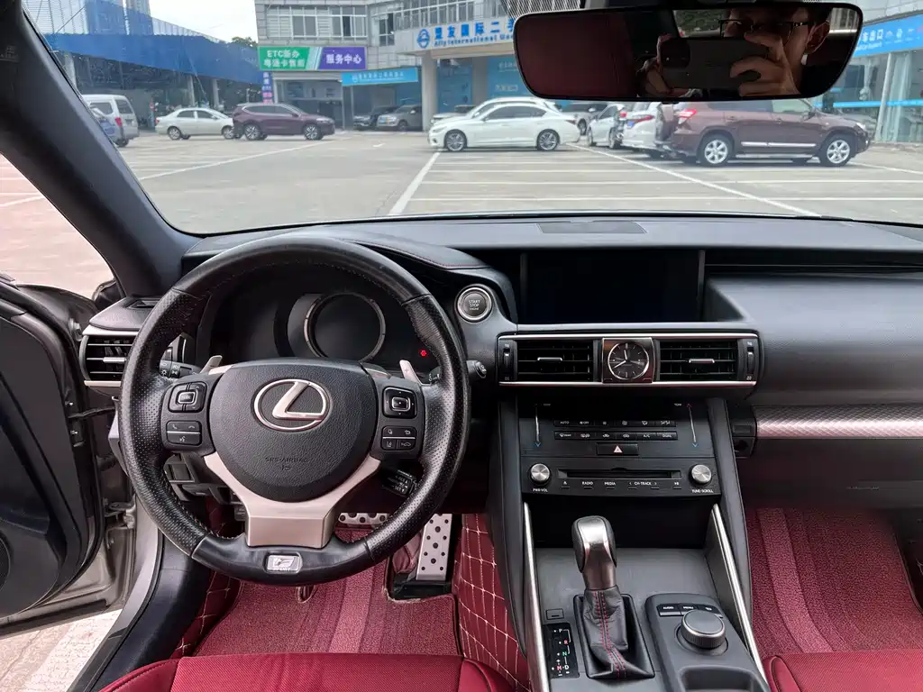 Lexus IS 2018 — фото 16