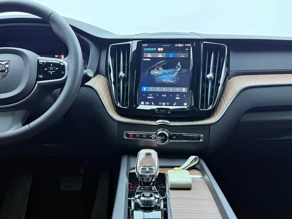 Volvo XC60 2022 — фото 16
