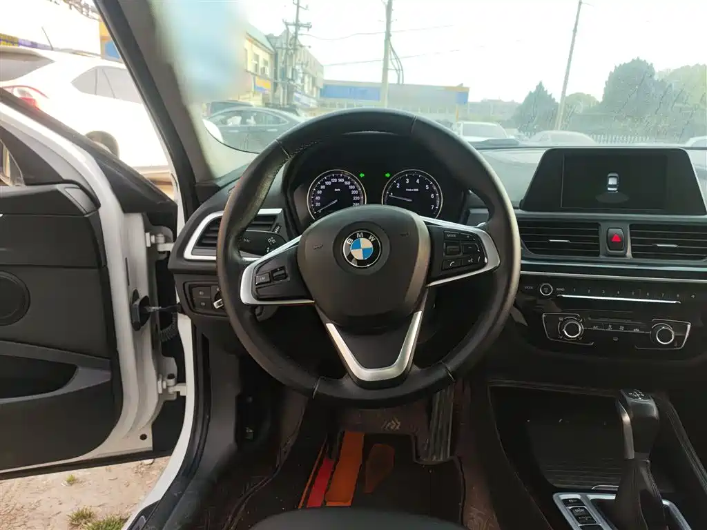 BMW 1 Series 2018 — фото 11