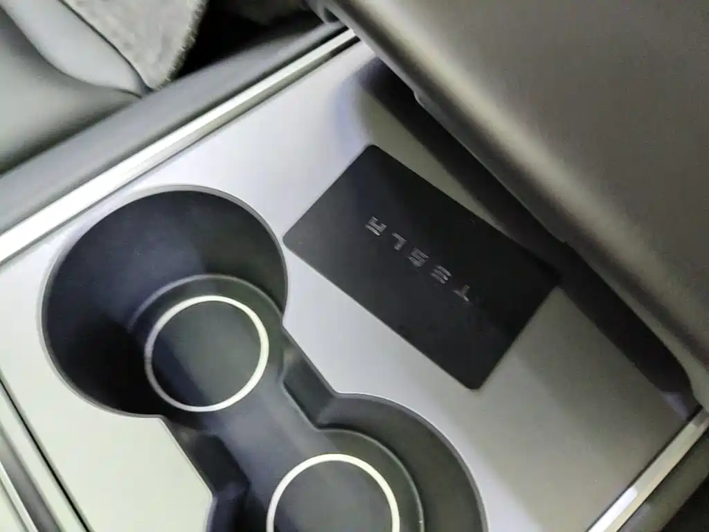 Tesla Model Y 2023 — фото 9