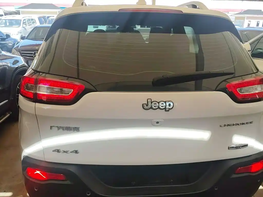 Jeep Cherokee 2017 — фото 6