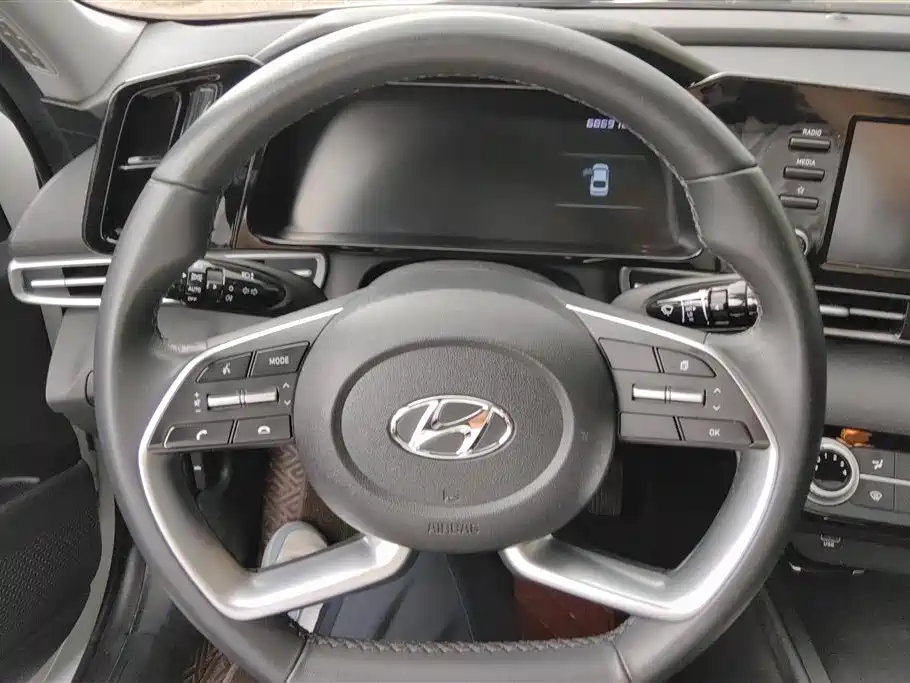 Hyundai Elantra 2022 — фото 15