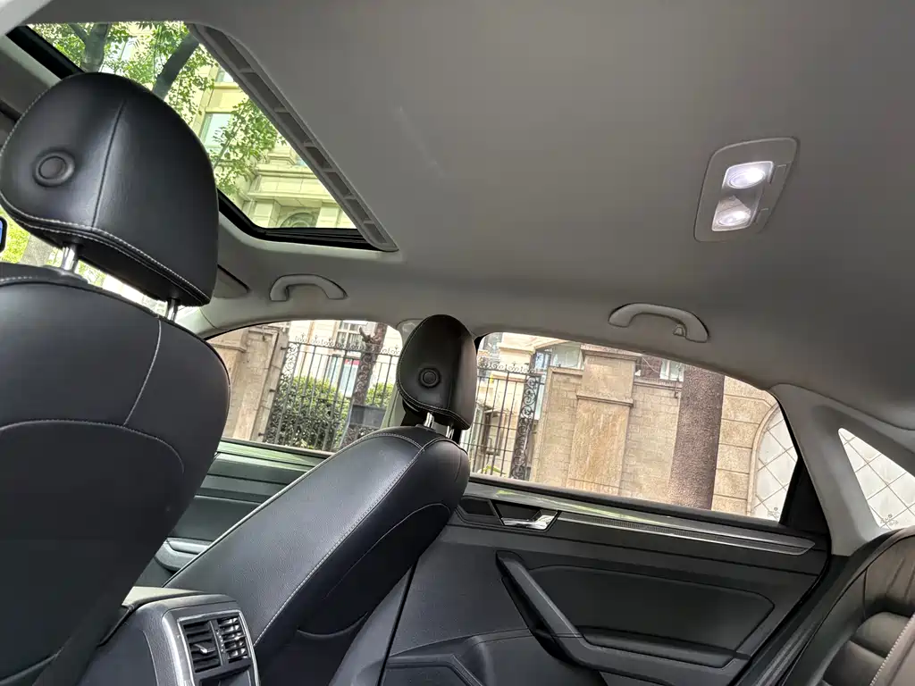 Volkswagen Passat 2018 — фото 16