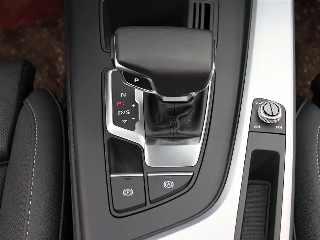 Audi A4L 2023 — фото 17