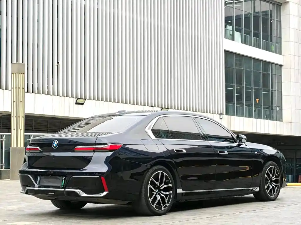 BMW i7 2024 — фото 8
