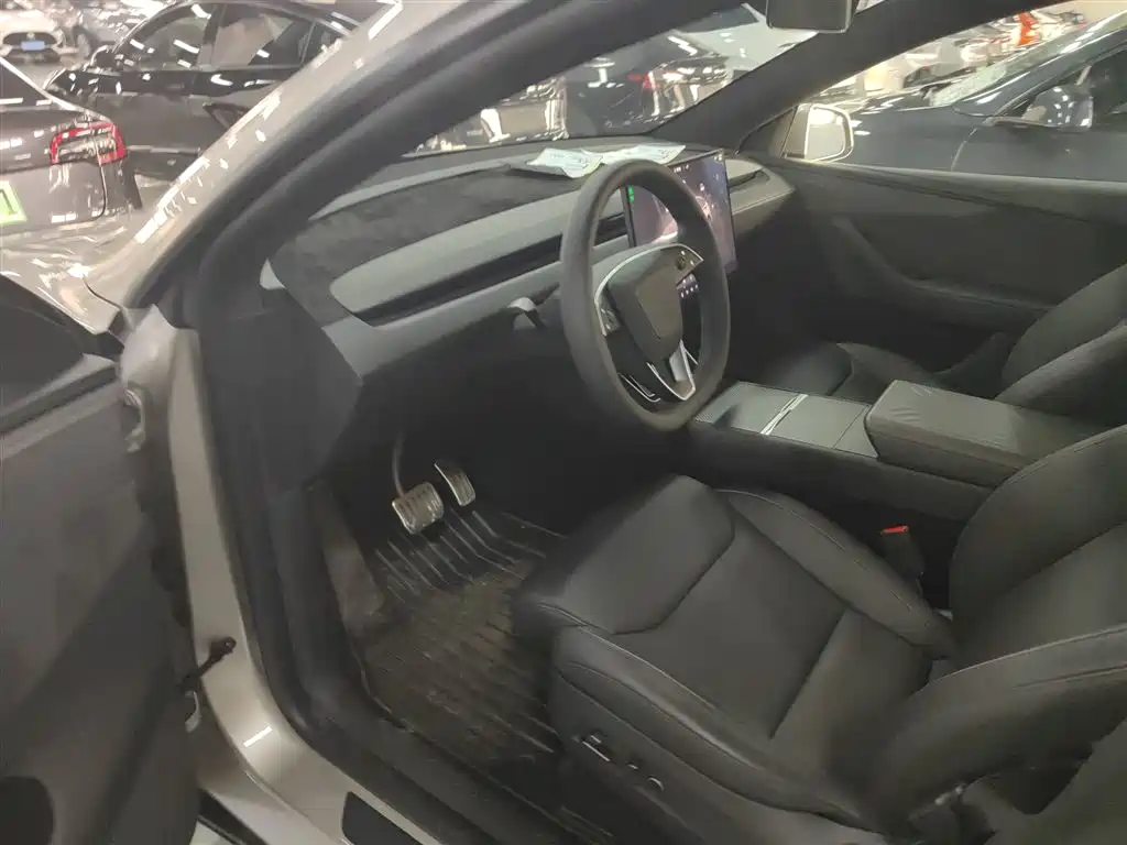 Tesla Model Y L 2025 — фото 12