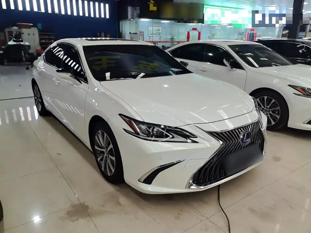 Lexus ES 2018 — фото 22