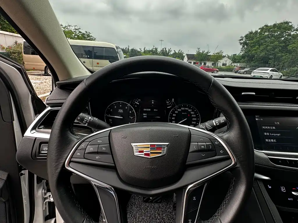 Cadillac XT5 2017 — фото 14