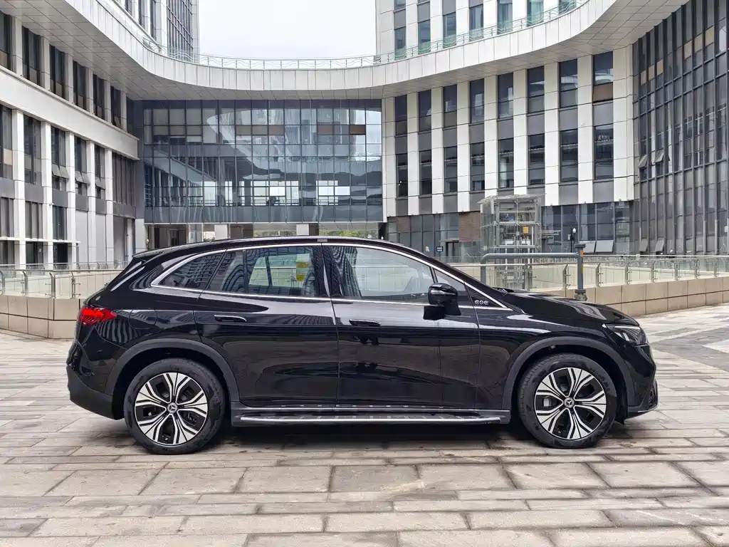 Mercedes-Benz EQE SUV 2025