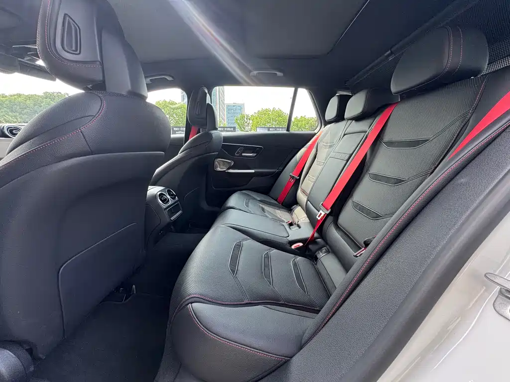 Mercedes-Benz C-Class AMG 2025 — фото 12