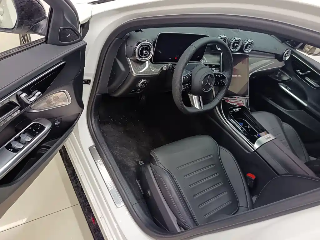 Mercedes-Benz C-Class 2023 — фото 3