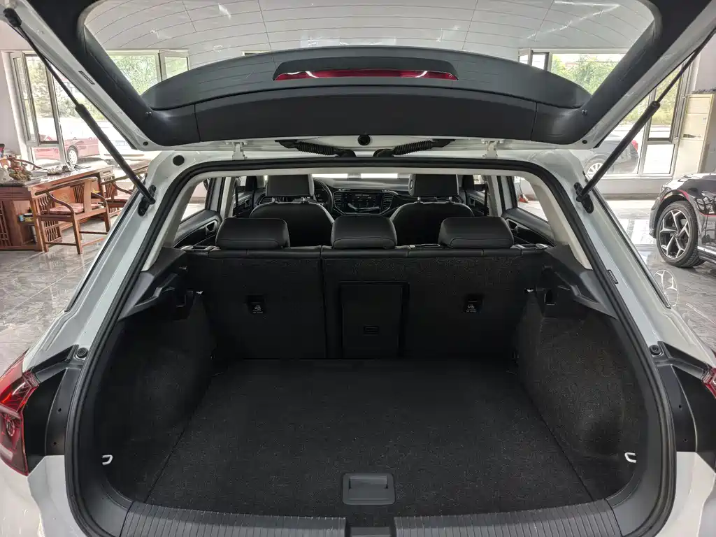 Volkswagen T-Roc 2023 — фото 16