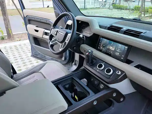 Land Rover Defender 2021