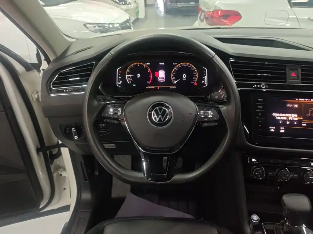 Volkswagen Tiguan L 2021 — фото 11