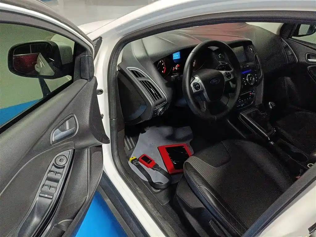 Ford Focus 2014 — фото 12
