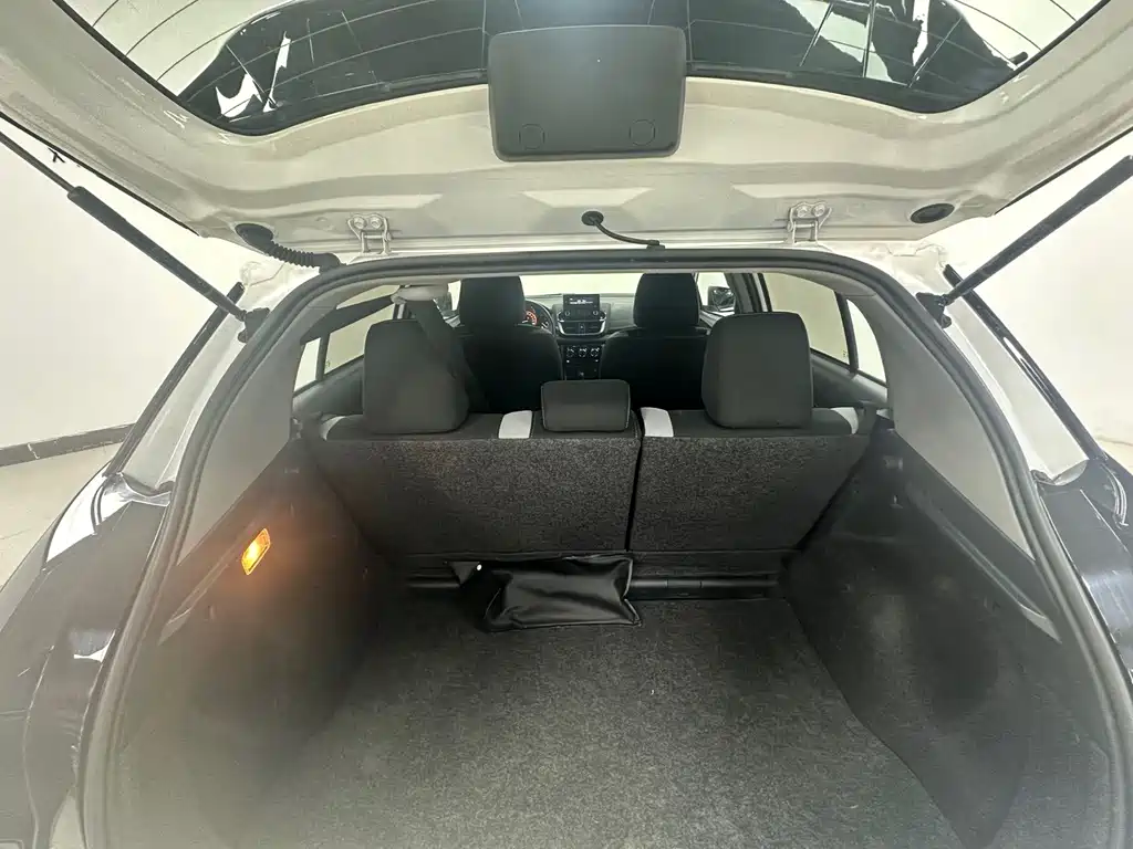 Toyota Yaris L 2023 — фото 12