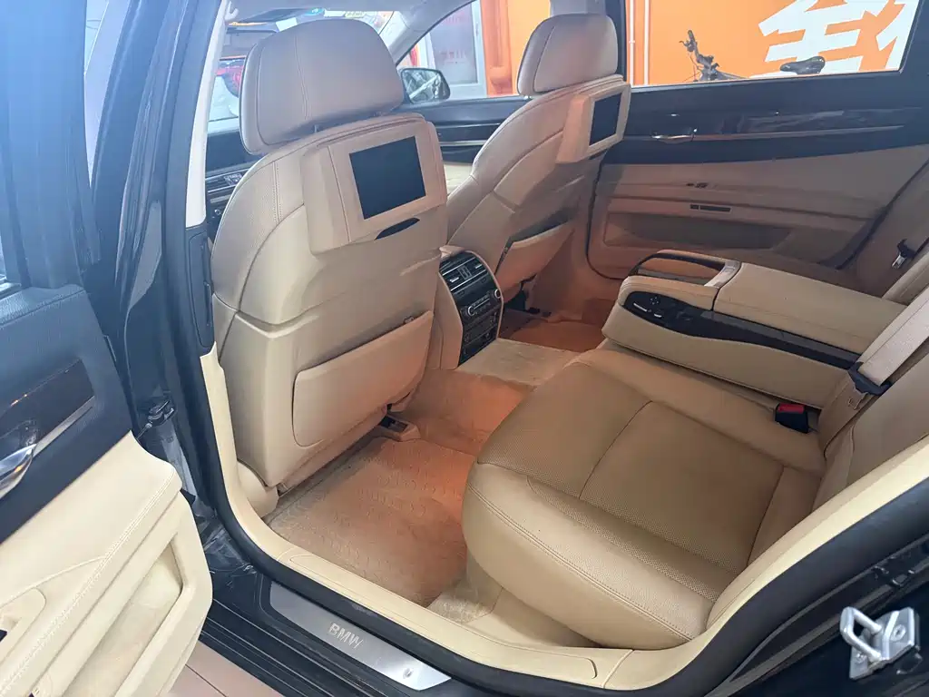 BMW 7 Series 2012 — фото 11